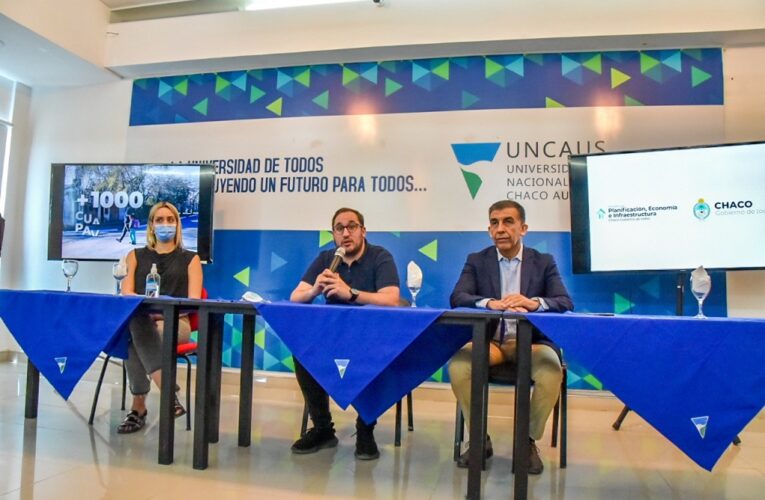 Pérez Pons entregó notebooks financiadas a tasa cero a estudiantes de Sáenz Peña