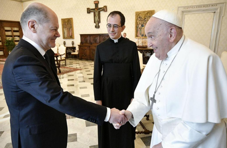 El Papa Francisco recibió al canciller alemán Olaf Scholz