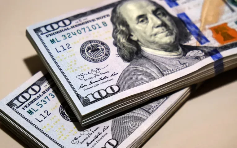 El dólar blue vuelve a dispararse tras dos días de bajas: subió $ 60 y cerró a $ 1.465